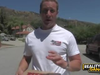 Sexy lei blond gjør blowjob til pizza fyr og har fitte slikket