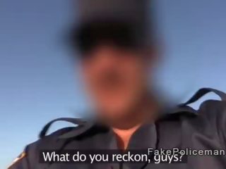 Фалшив полицай с огромен чеп чука мадама на на плаж