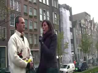 Este turista knows qué él quiere durante su visita en amsterdam