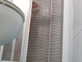 בלוש ב מְפַתֶה אישה מתגלח כוס ב מקלחת