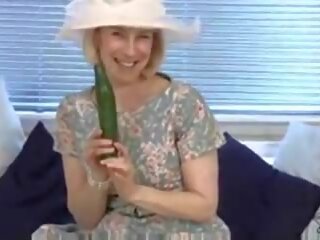 Full-blown casalinga scopa un cetriolo