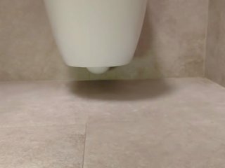 Atrăgător picioare în the toaleta